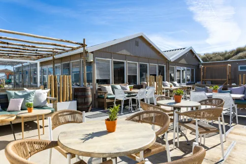 Het terras van Beachclub Breez