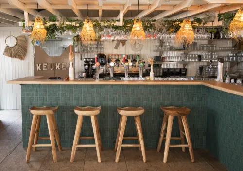 De bar van Beachclub Breez
